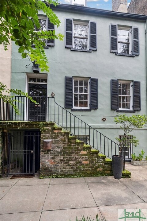 18 E Jones St in Savannah, GA - Building Photo