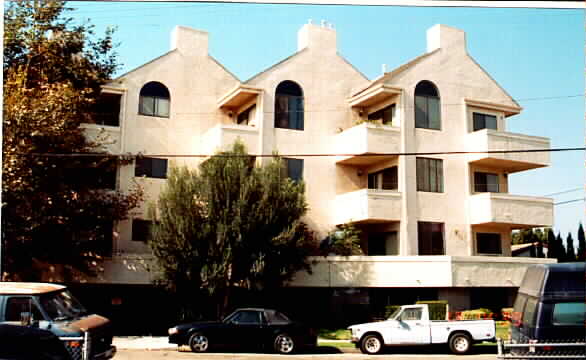 Louise Court Apartments in Los Angeles, CA - Building Photo - Building Photo