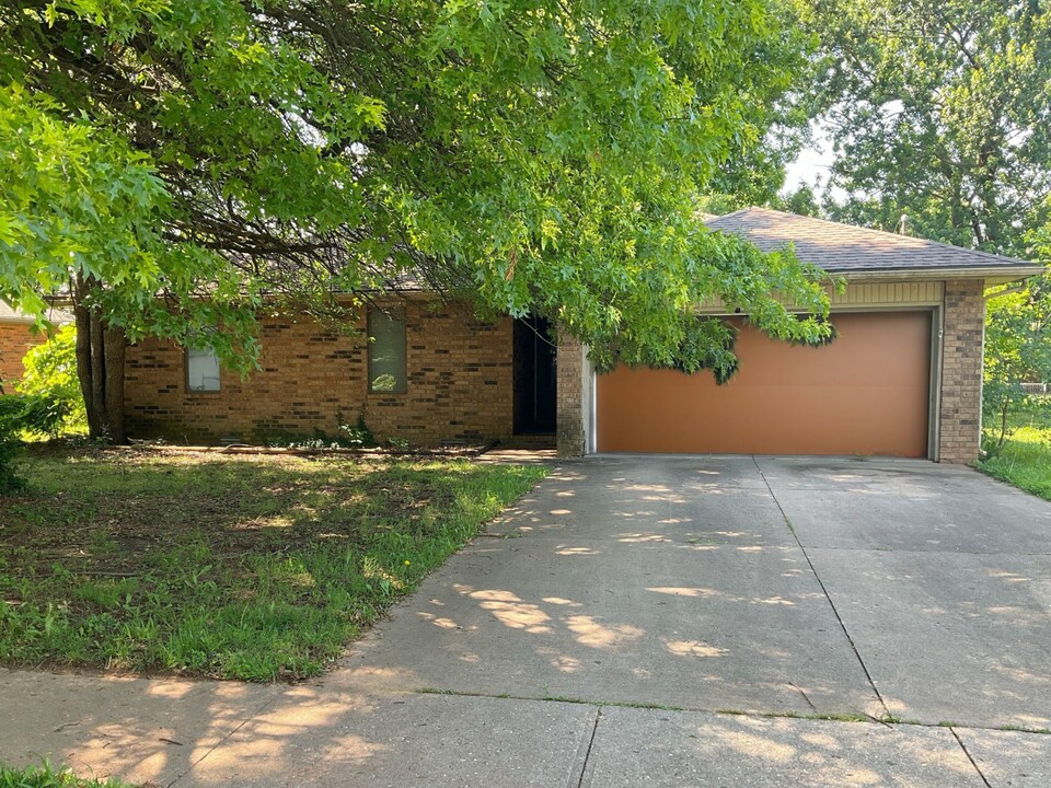 1112 W McGee St in Springfield, MO - Building Photo