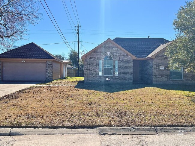 1009 N Shepherd Dr in Baytown, TX - Building Photo - Building Photo