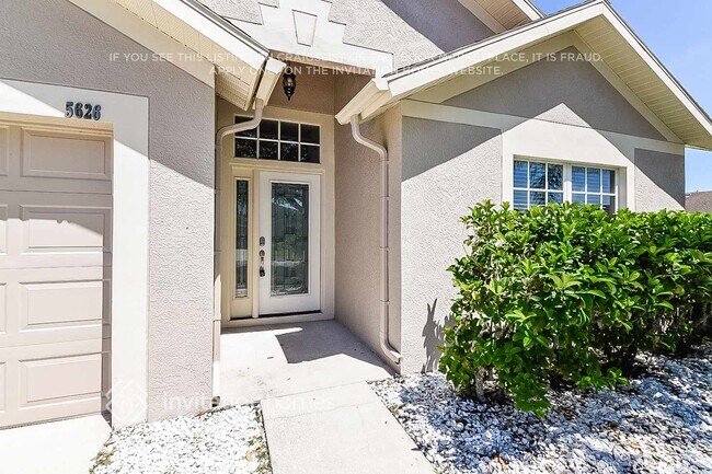 5626 War Admiral Dr in Zephyrhills, FL - Foto de edificio - Building Photo