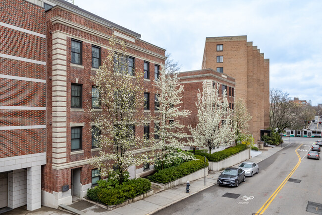 RES Condos in Brookline, MA - Foto de edificio - Building Photo
