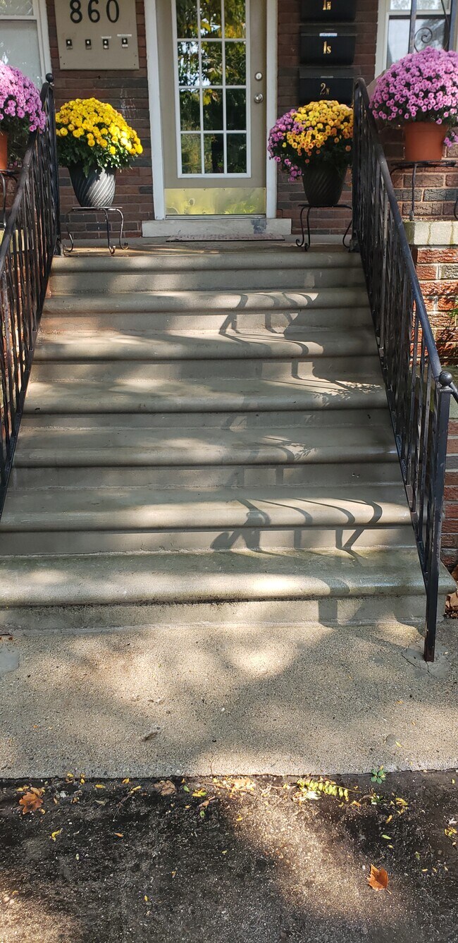 860 Beaconsfield Ave Rentals in Grosse Pointe Park, MI