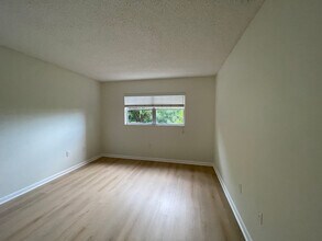 1860 Massachusetts Ave NE, Unit 306 in St. Petersburg, FL - Building Photo - Building Photo