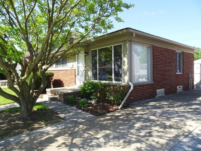 28833 Hollywood in Roseville, MI - Building Photo - Building Photo