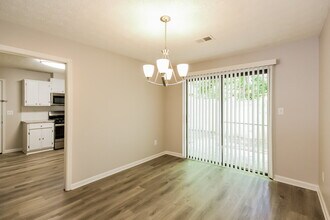440 Creekside Ct in Roswell, GA - Building Photo - Building Photo