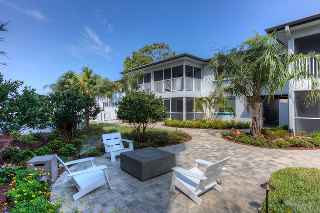 Bayside Villas in South Pasadena, FL - Building Photo - Building Photo