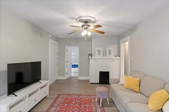 2014 Highland Ave in Cincinnati, OH - Foto de edificio - Building Photo