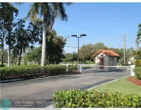 365 SW 86th Ave in Pembroke Pines, FL - Building Photo - Building Photo