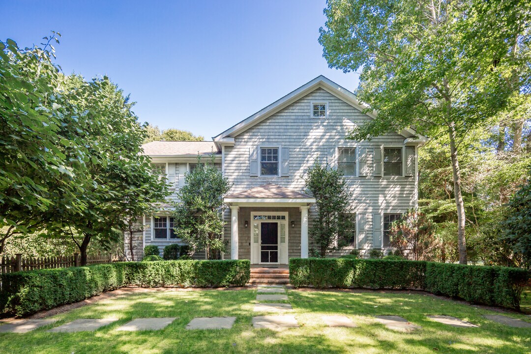 16 Anvil Ct in East Hampton, NY - Building Photo