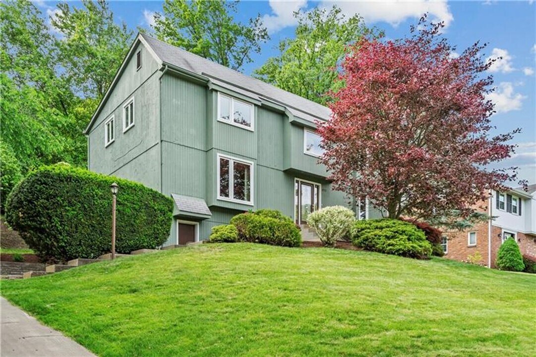 471 Manordale Rd in Pittsburgh, PA - Building Photo