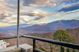 1260 Ski View Dr in Gatlinburg, TN - Building Photo