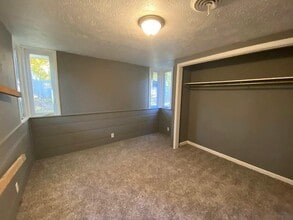 933 Russell Ave in Akron, OH - Foto de edificio - Building Photo