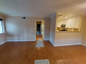 927 S Downey Pl in Anaheim, CA - Foto de edificio - Building Photo