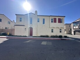 335 S Carson Ct in Rialto, CA - Building Photo