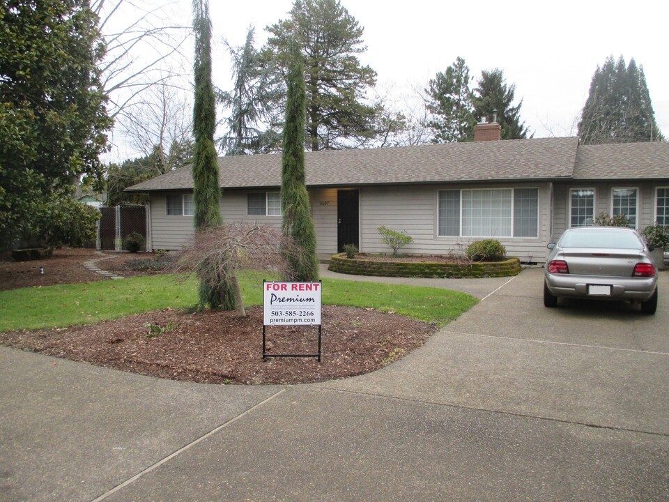 4697 Sunnyview Rd NE in Salem, OR - Building Photo