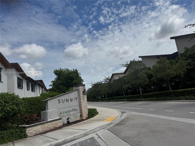 10574 NW 81st Terrace in Doral, FL - Building Photo - Building Photo