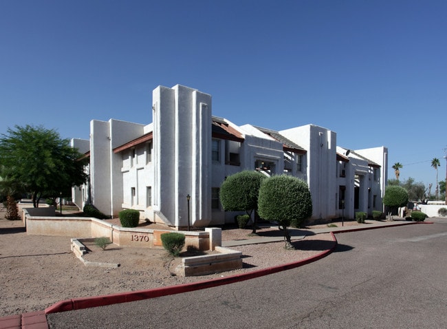 Silverwood Apartments in Tempe, AZ - Foto de edificio - Building Photo