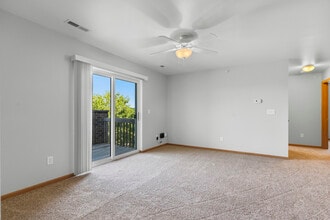 River Ridge 2301-2325 University Drive in Muscatine, IA - Foto de edificio - Building Photo