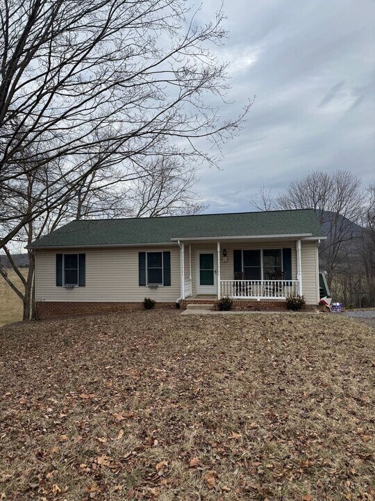 5908 W Donnagail Dr in Penn Laird, VA - Building Photo