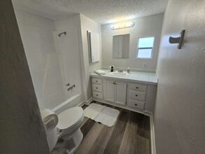 11211 East Bay Rd in Gibsonton, FL - Building Photo - Building Photo