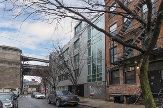 24 Dunham Pl in Brooklyn, NY - Foto de edificio - Building Photo