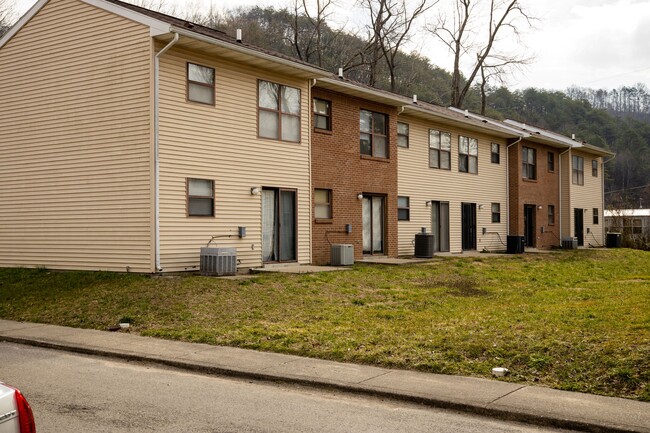 Quail Hollow Apartments in Inez, KY - Building Photo - Building Photo