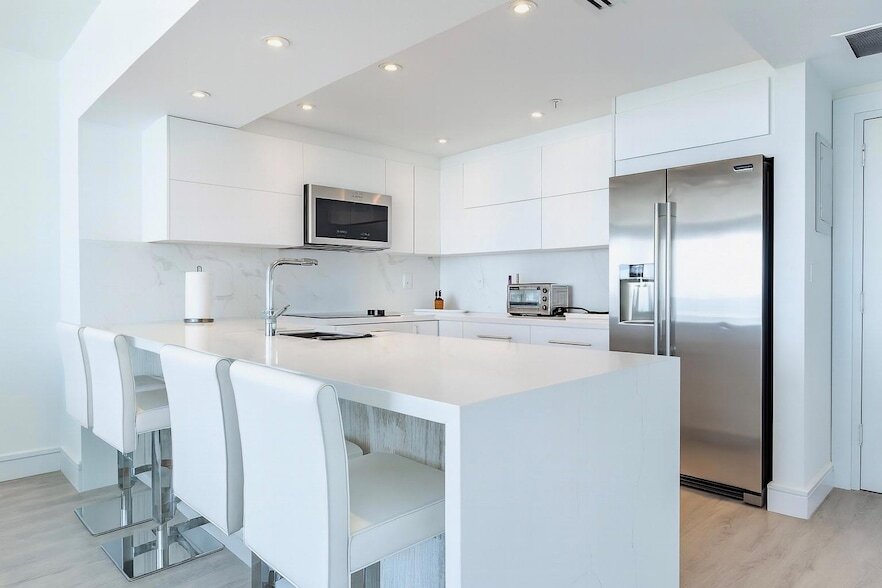 5601 Collins Ave, Unit 1419 in Miami Beach, FL - Building Photo