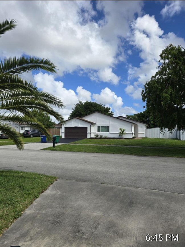 19949 NW 62nd Ave in Hialeah, FL - Foto de edificio - Building Photo