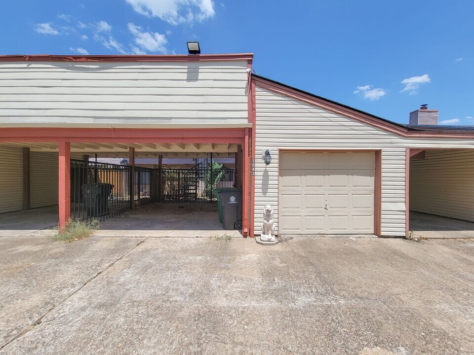 1843 Sherwood Forest St in Houston, TX - Building Photo