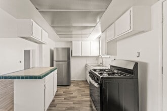 956 E Imperial Hwy in Los Angeles, CA - Building Photo - Building Photo