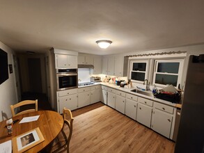 11 Hill Rd, Unit room 1 in Bedford, MA - Building Photo - Building Photo