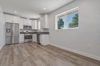 19833 Blythe St in Winnetka, CA - Foto de edificio - Building Photo