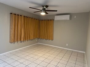 131 E 82nd Pl, Unit 1 in Los Angeles, CA - Building Photo - Building Photo