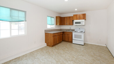 1206 Mountain View St in San Fernando, CA - Building Photo - Building Photo