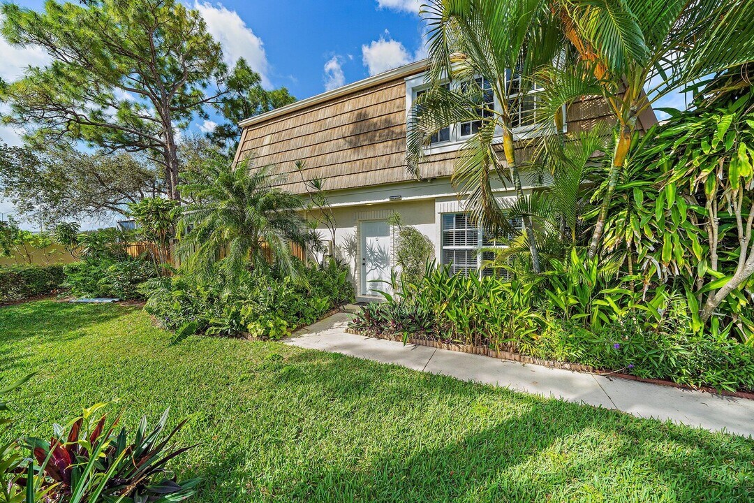 11582 Winchester Dr in Palm Beach Gardens, FL - Building Photo