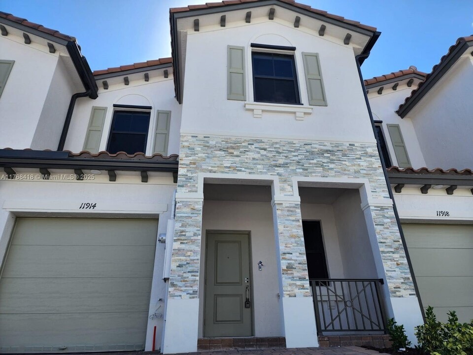 11914 SW 245 Ter in Princeton, FL - Building Photo