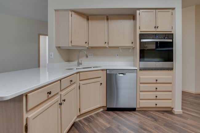 Eighth Street Manor in Fargo, ND - Building Photo - Building Photo