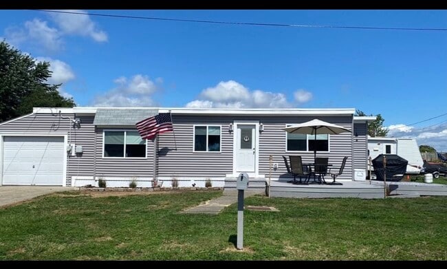 11 Rapoza St in Dartmouth, MA - Foto de edificio - Building Photo