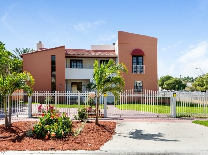 3790 Royal Palm Ave in Miami Beach, FL - Foto de edificio