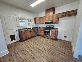 765 E San Joaquin Ave in Tulare, CA - Building Photo