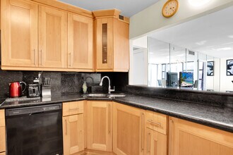 3701 N Country Club Dr, Unit 2203 in Aventura, FL - Building Photo - Building Photo