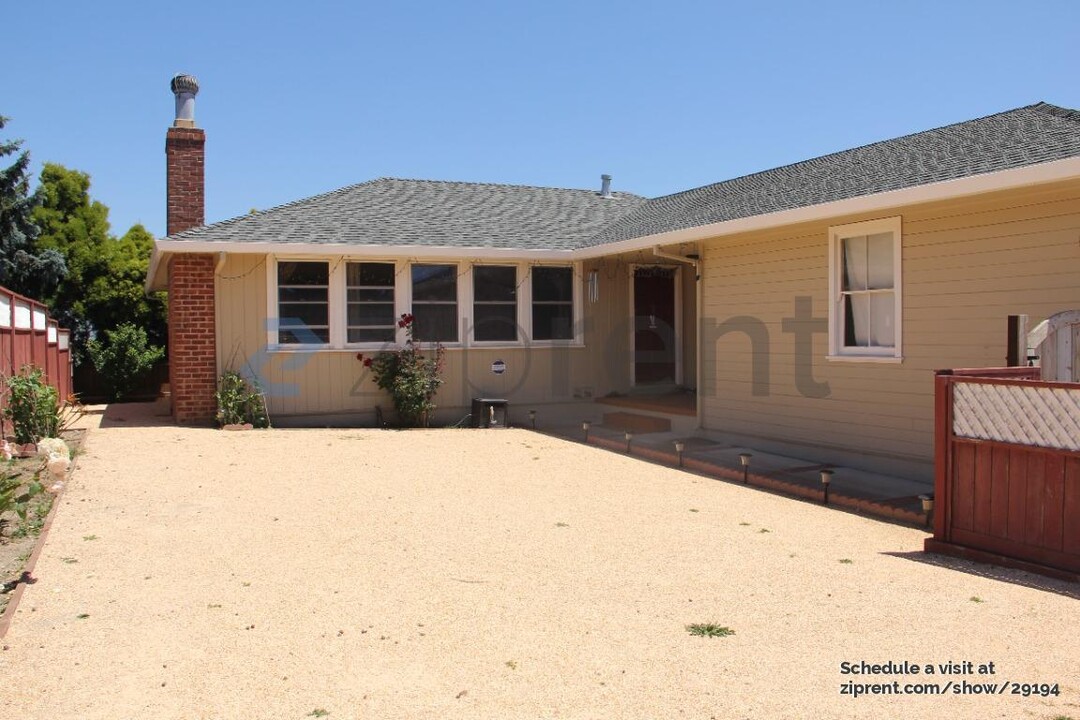 126 Alta Loma Dr in South San Francisco, CA - Building Photo