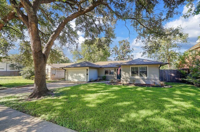 4626 Oakdale St in Bellaire, TX - Building Photo - Building Photo