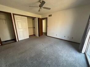 2062 S Ridge Dr in Coralville, IA - Foto de edificio - Building Photo