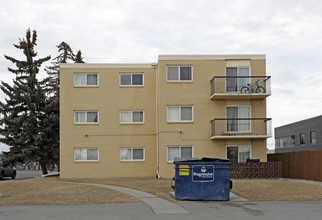 7008 4a St SW in Calgary, AB - Building Photo - Building Photo