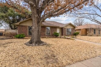 2512 Silverthorne Dr in Dallas, TX - Building Photo - Building Photo