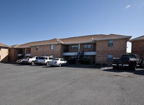 Royal Arms Apartments in Edinburg, TX - Building Photo