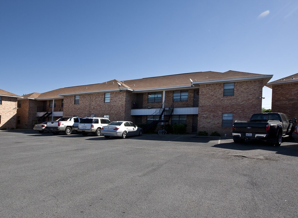 Royal Arms Apartments in Edinburg, TX - Building Photo