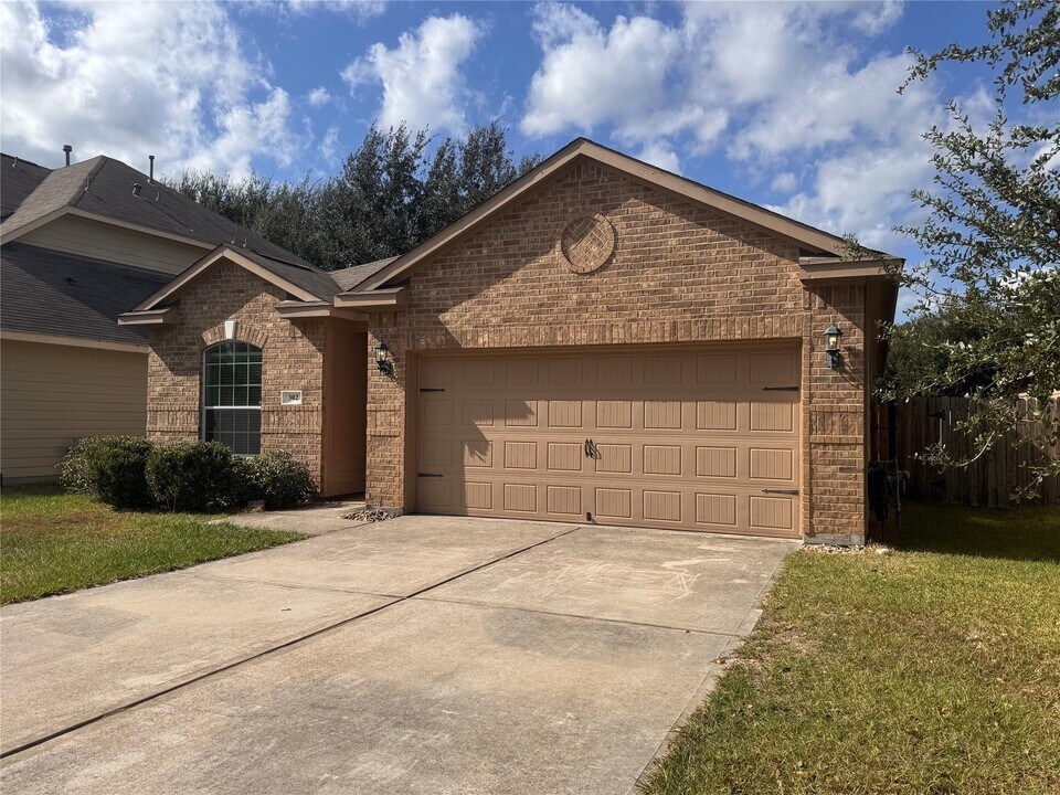 302 Broken Pine Ct in Conroe, TX - Building Photo